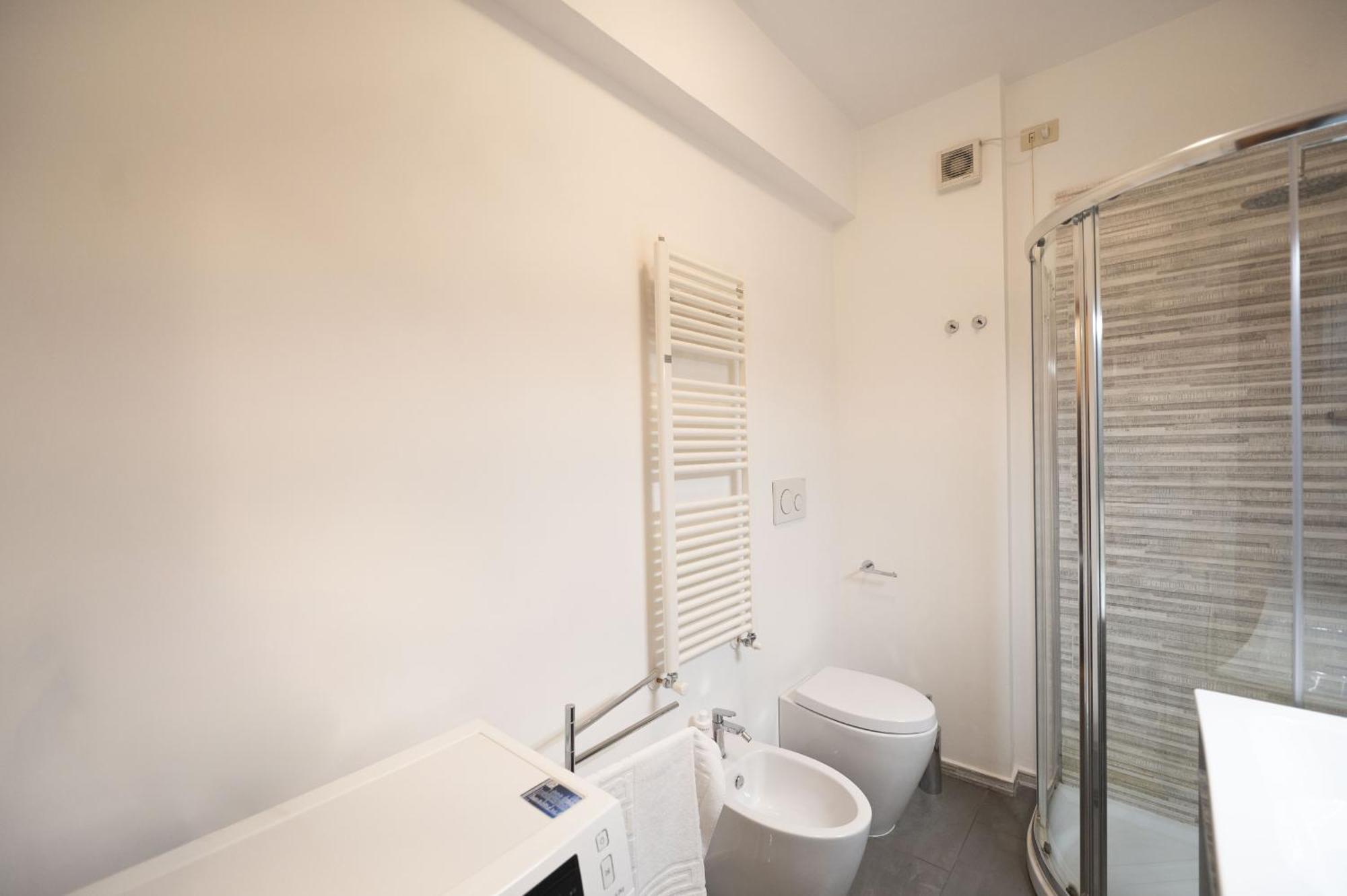 Luminous 2br Family In Residential Area